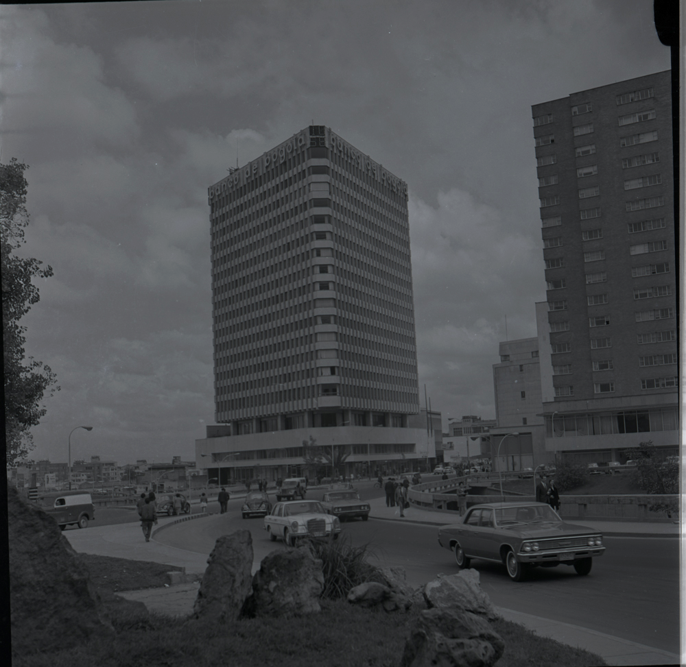 Edificio Centro Internacional, noviembre 7, 1969. Caicedo estuvo siempre fascinado con el registro de los procesos de modernización y con los hitos urbanos que marcaban la desigual entrada de Bogotá en ellos.