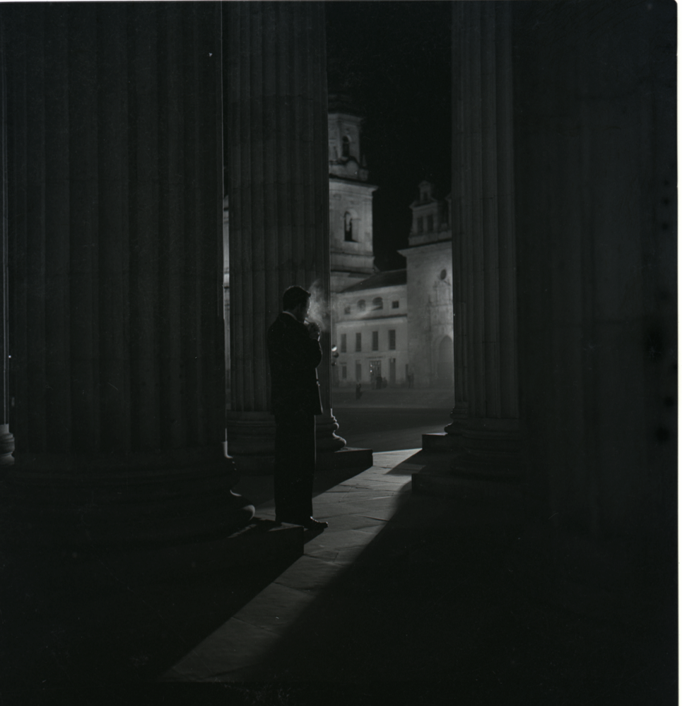 Escena noctura tomada en el Capitolio Nacional. Se vislumbra entre las columnas la entrada de la Catedral Primada.