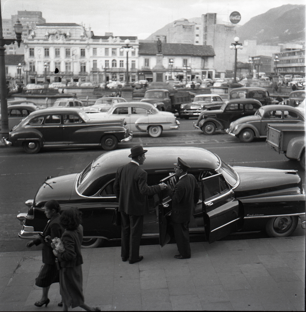 Plaza de Bolívar antes de la reforma de 1960 en donde se eliminan las 4 fuentes de agua. En la fotografía se ve en el fondo la estatua de Bolívar encargada en el siglo XIX al artista italiano Pietro Tenerani. 