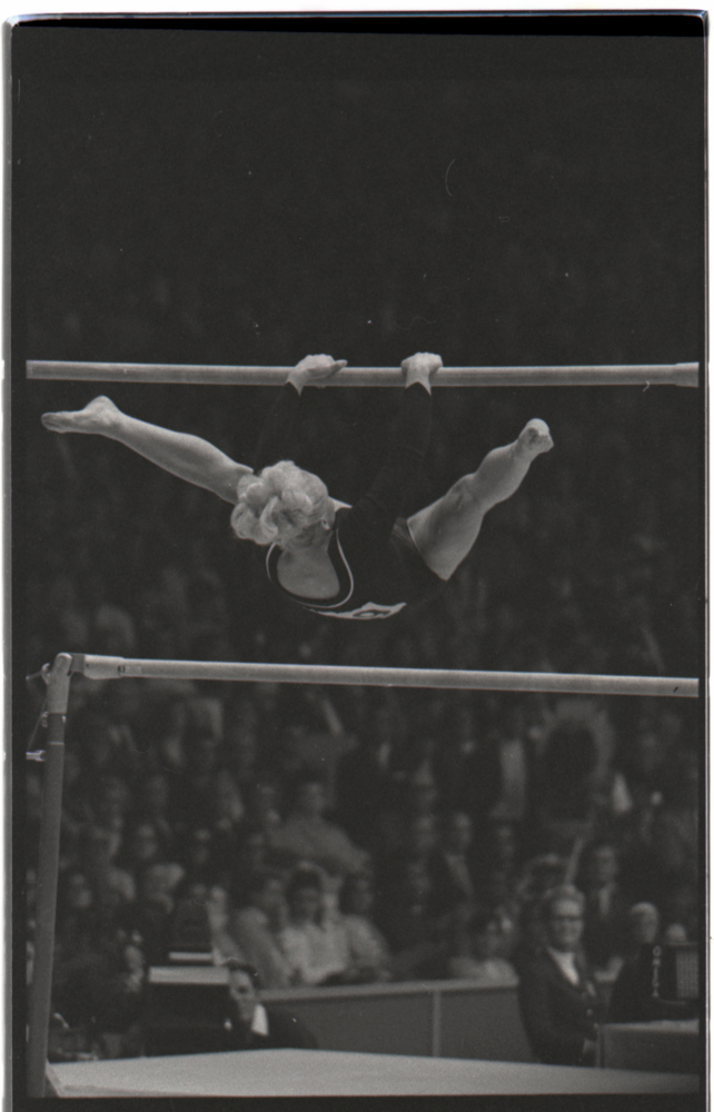 Gimnasia olímpica-barras, Juegos Olímpicos, México, 1968.  Esta fotografía supone un ejemplo adicional de la particular aproximación de Caicedo a las prácticas deportivas y su énfasis en el registro del movimiento corporal.