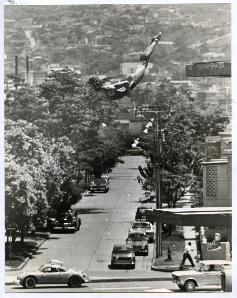 VI Juegos Panamericanos, Cali, 1971.  Los Juegos Panamericanos de Cali, llevados a cabo entre el 30 de julio y el 13 de agosto de 1971, constituyeron un hito para la historia del deporte nacional. Caicedo se encargó de su registro a través del filtro de sus intereses visuales personales: movimiento, corporalidad, y captura del 'instante decisivo'.