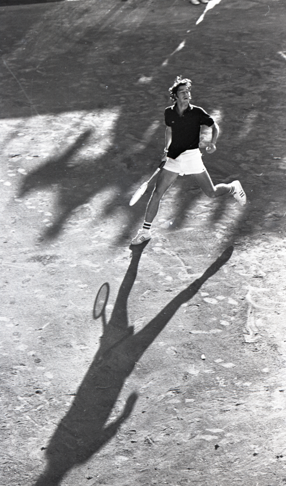 Tenis, Copa Devis, 1973 o 1974. Los juegos de sombras y luces, y de estas en relación a la perspectiva, tal y como están ejemplificados en esta imagen, son parte constitutiva de la estética privilegiada por Caicedo.