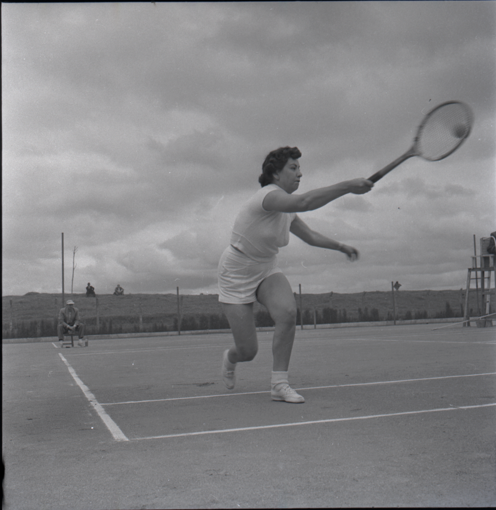 Tenis femenino, s.f. Un ejemplo adicional del interés de Caicedo por producir imágenes que logren capturar el instante decisivo que sintetice el sentido completo de una práctica deportiva, en este caso del tenis.