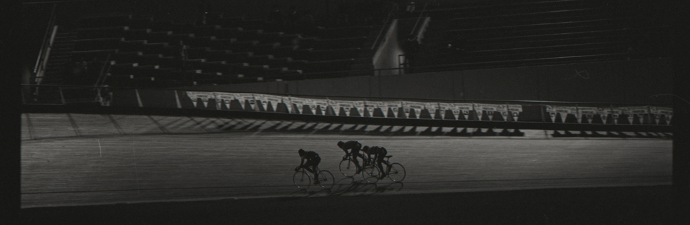 VII Juegos Panamericanos, ciclismo en pista, Ciudad de México, 12-26 Oct., 1975. Un ejemplo más de la fascinación de Caicedo por el ciclismo en todas sus modalidades y del impacto social de esta práctica.