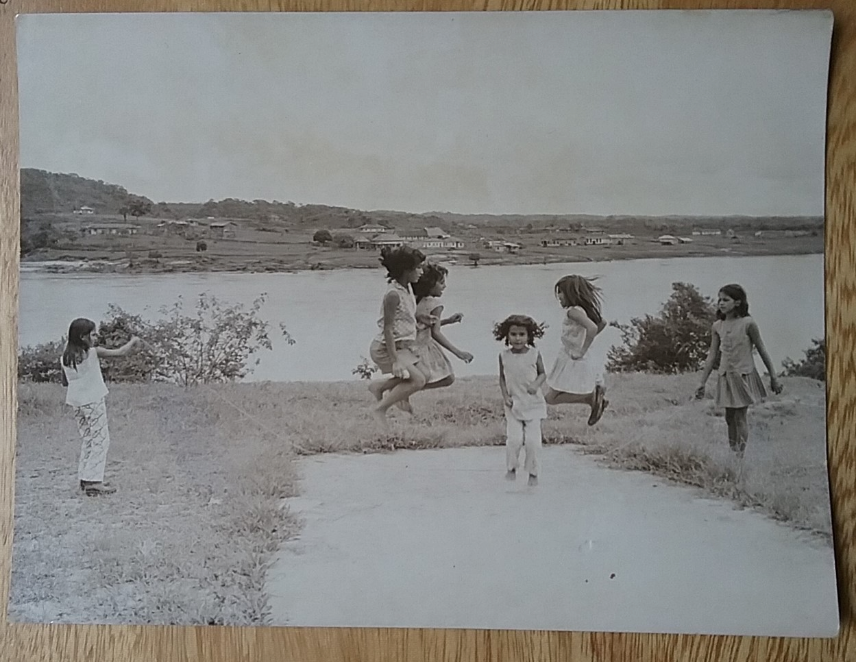 Foto de niñas jugando en el antiguo penal. Carlos Caicedo, sin título, c. 1972. Archivo familia Caicedo.