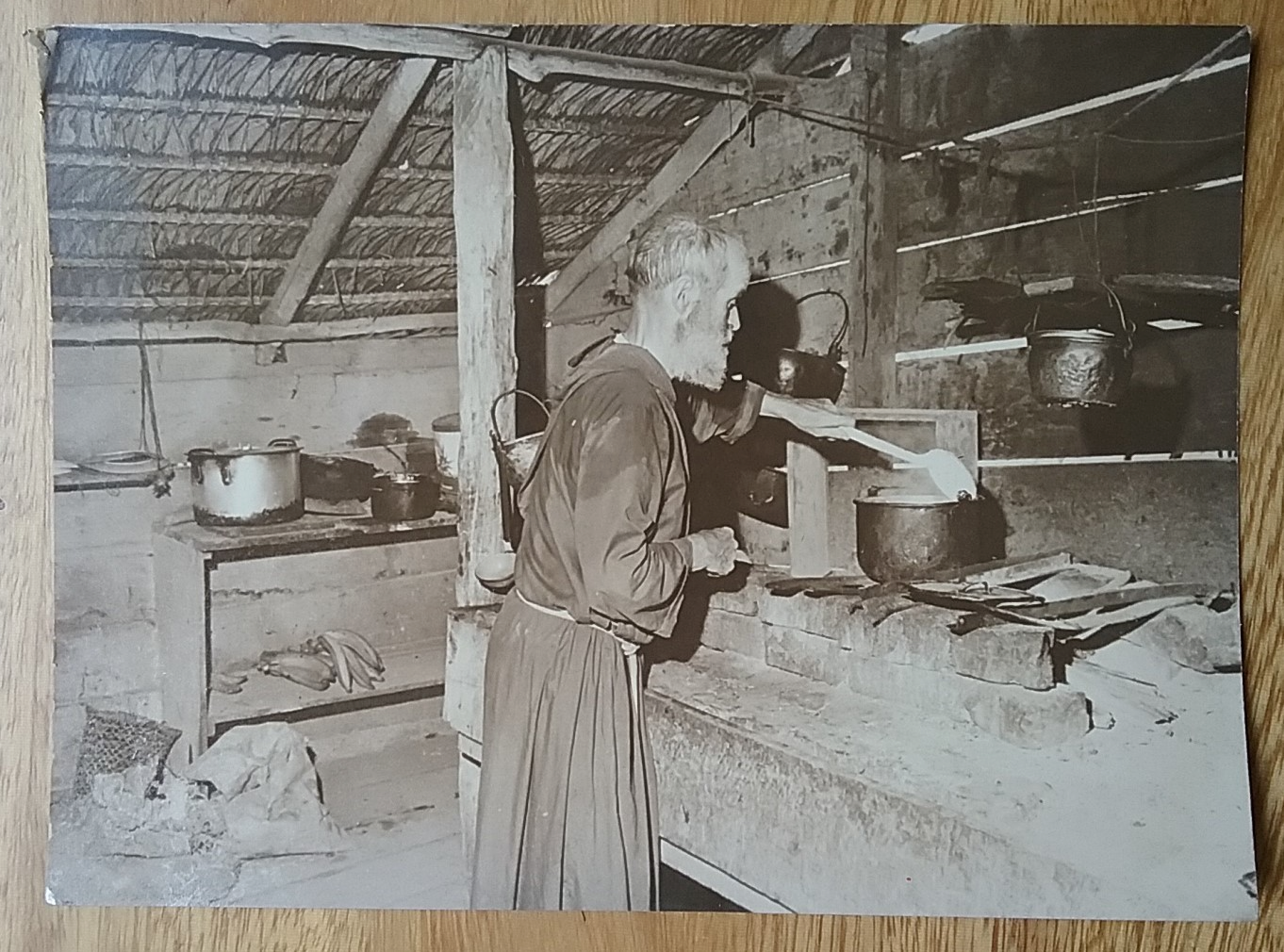 Padre misionero cocinando. Fotos de Carlos Caicedo, c. 1972. Archivo Familia Caicedo.