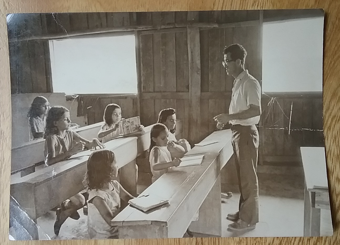 Izquierda: un salón al interior de la escuela en Araracuara. Derecha: La escuela. Fotos de Carlos Caicedo, c. 1972. Archivo Familia Caicedo.