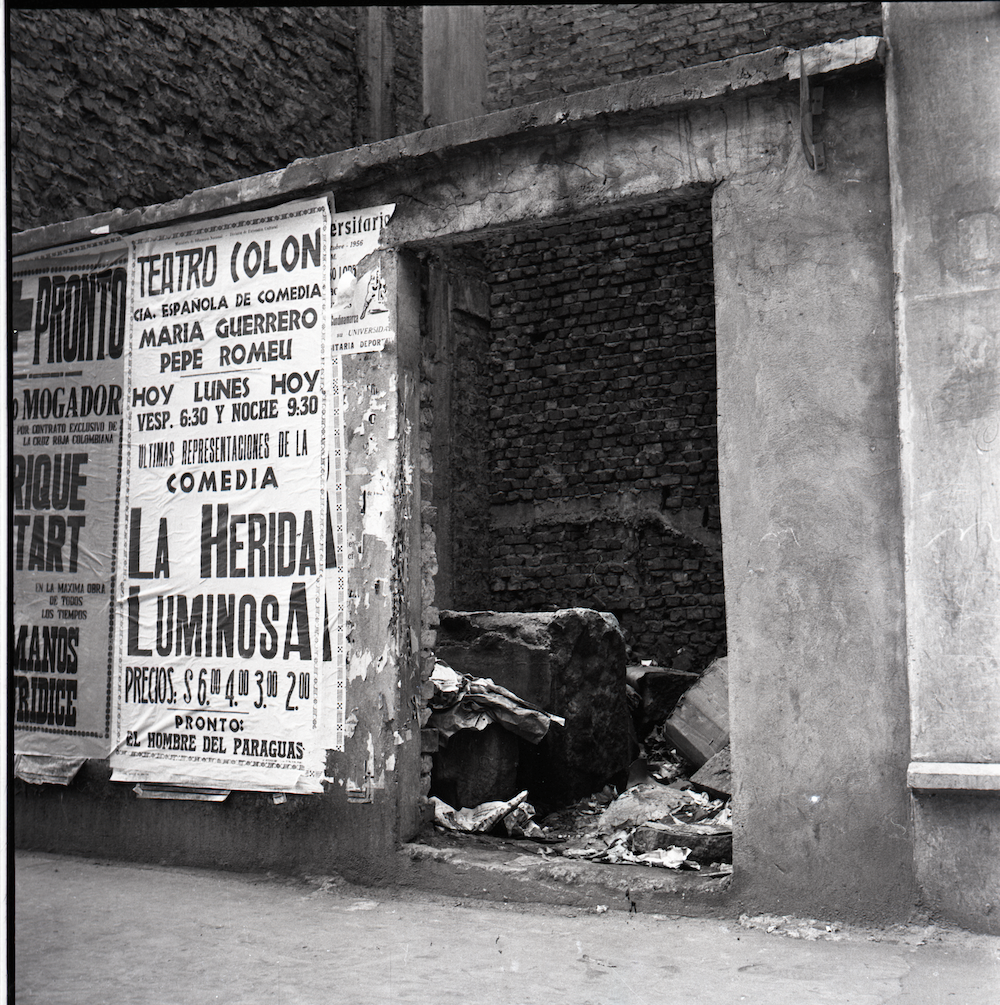 El texto dentro de fotografías-bien sea a través de letreros, anuncios, campañas– es otro elemento recurrente en el archivo Caicedo. Así pues, lo escrito como narrativa visual complejiza la composición de la foto y obliga al espectador a indagar por la relación simbólica entre la imagen y el texto.