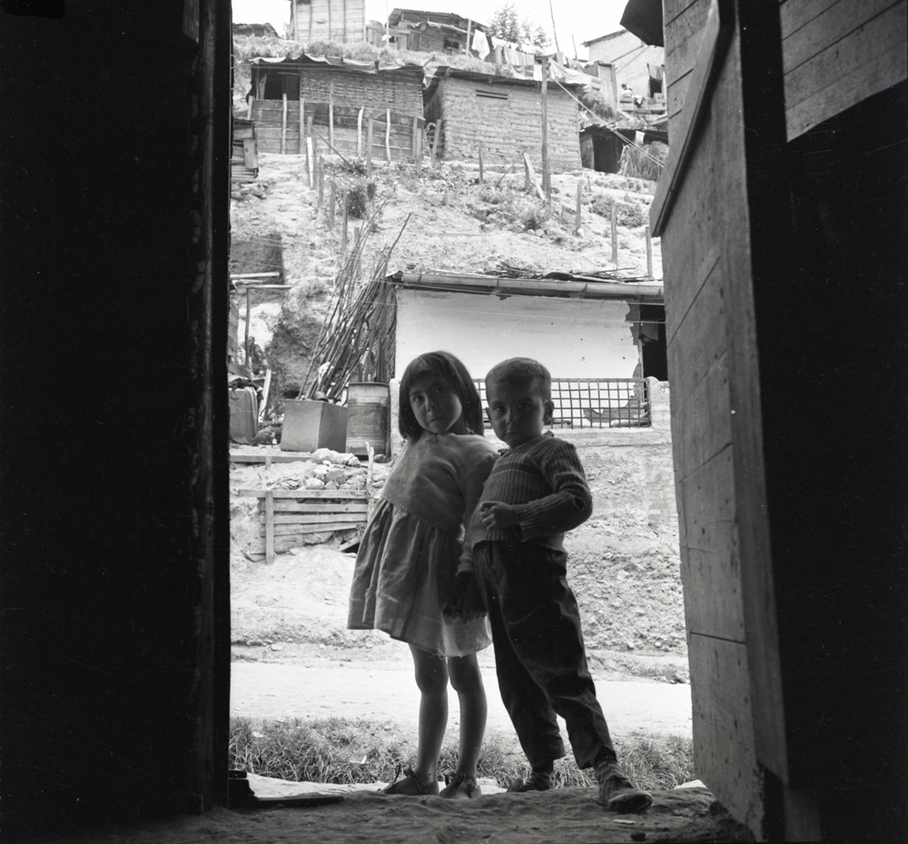 Niños en la puerta. Bogotá 1955. Negativo 6x6cm.