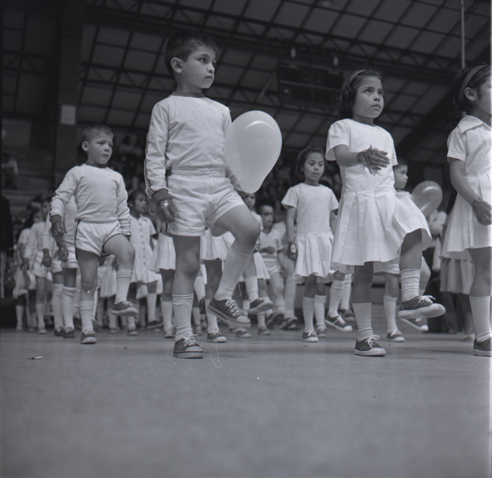 Niños marchando (Olimpiadas de menores organizadas por el ICBF)Bogotá, noviembre de 1978. Negativo 6x6cm.