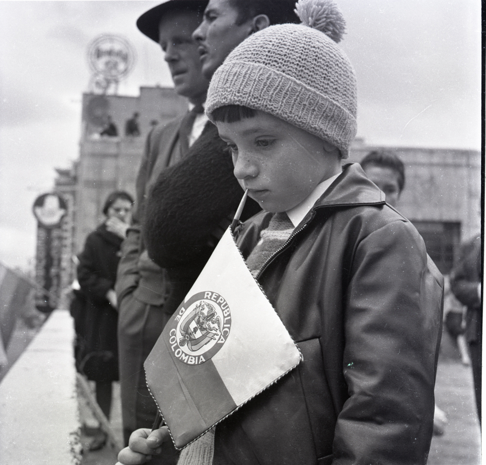 Niño con bandera (Desfile militar). Bogotá, 1978. Negativo 6x6cm.