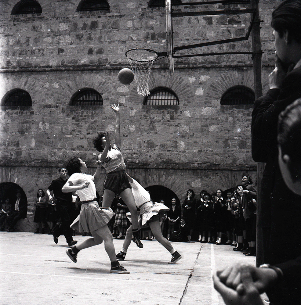 Salto y cesta, 1956. Negativo 6x6cm.