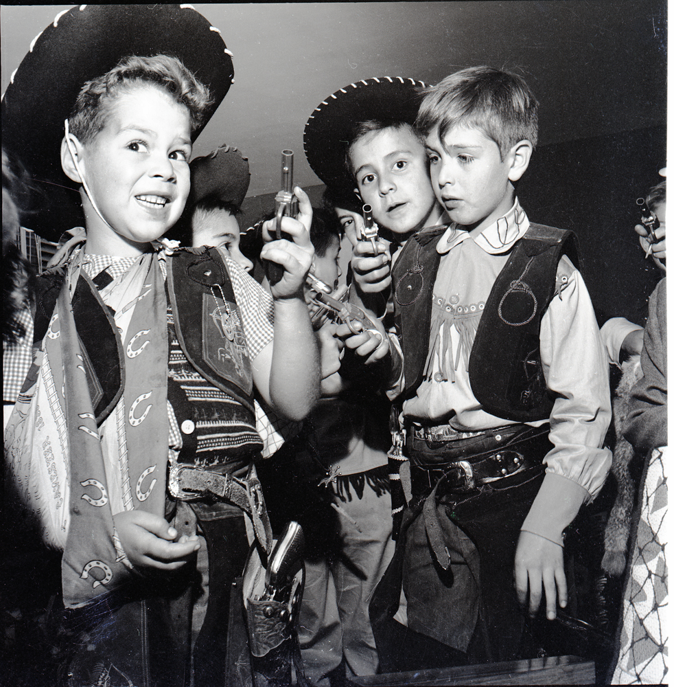 Niños en el matrimonio de Castaño Valencia. Bogotá, mayo de 1956. Negativo 6x6cm.