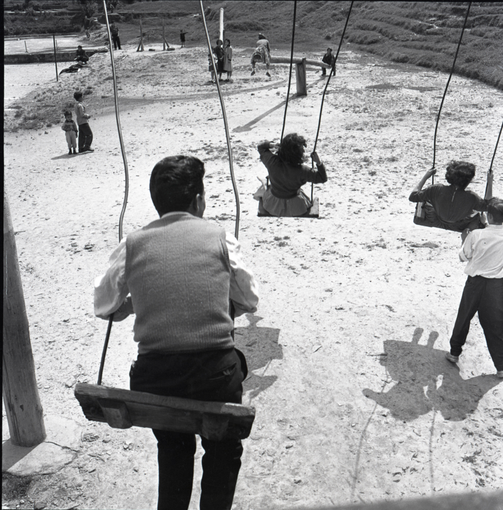 Columpios. Bogotá, 1957. Negativo 6x6cm.