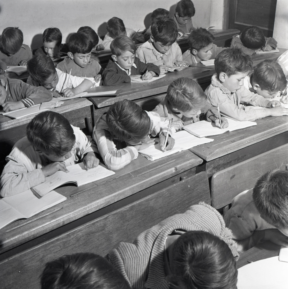 Niños en el salón. Bogotá, 1957. Negativo 6x6cm.