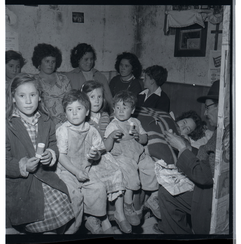 Familia. Bogotá 1956. Negativo 6x6cm.