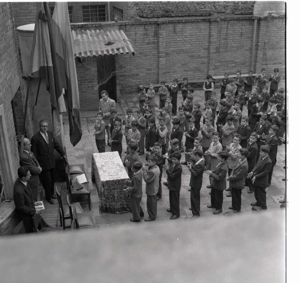 Izando la bandera. Bogotá 1956. Negativo 6x6cm.