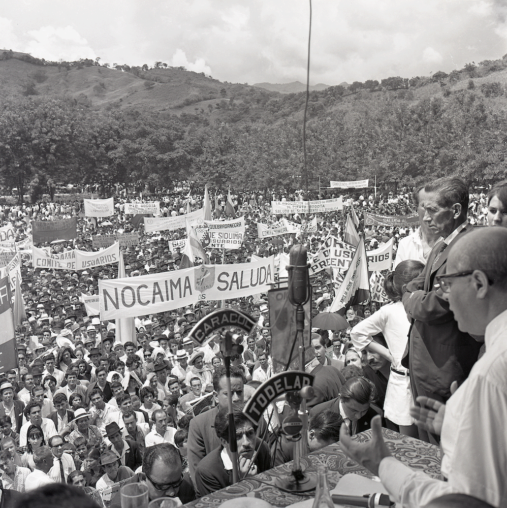 Carlos Lleras Restrepo (1908-1994) en gira de elección presidencial en Nocaima, Cundinamarca. Circa 1965. Fue uno de los presidentes más célebres del Frente Nacional. Considerado el presidente agrarista por su papel de precursor de la Reforma Agraria del Frente Nacional. (Ver Apolinar Díaz-Callejas, Colombia y la Reforma Agraria. Sus documentos fundamentales, Cartagena: Universidad de Cartagena, 2002, 129.)