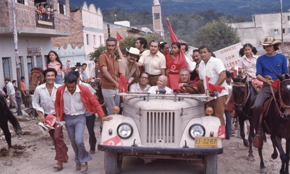 Carlos Lleras Restrepo en gira de elección presidencial en Guanacas, Cauca. Circa 1965-66. Foto a color.