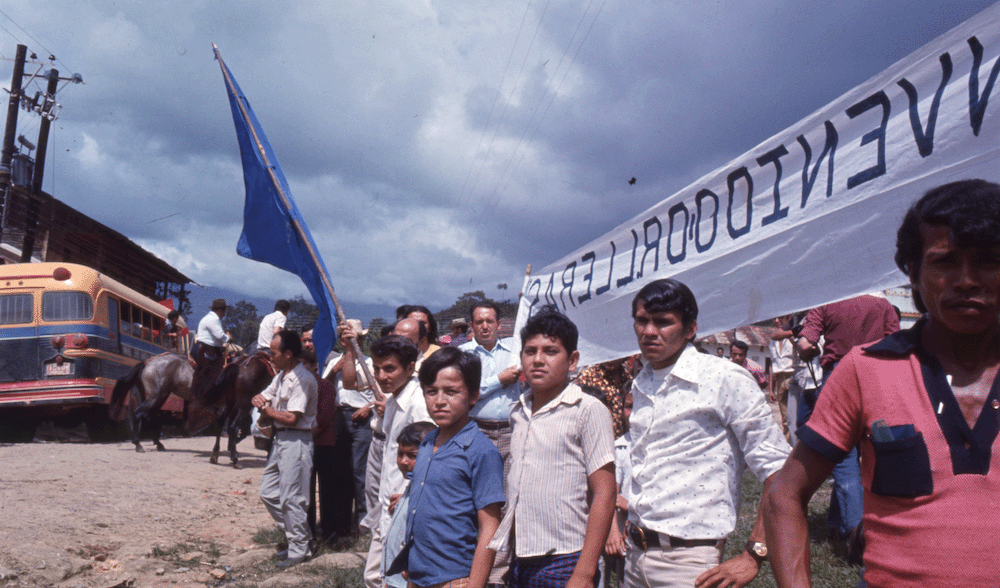 Pancarta de bienvenida a Carlos Lleras Restrepo en gira por elección presidencial. Circa 1965-66.