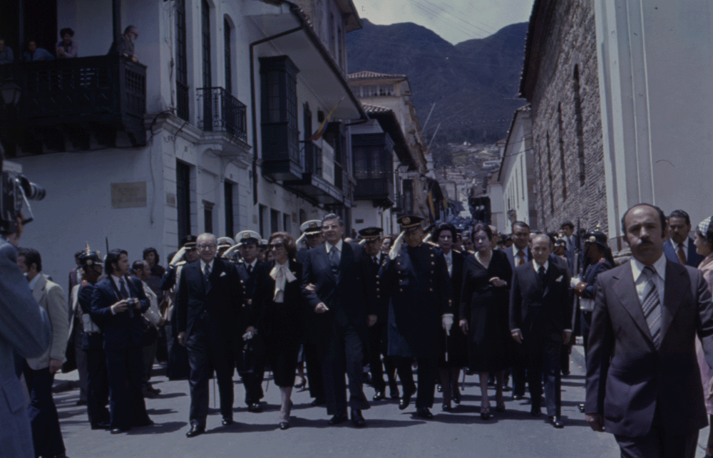 Día de posesión de Julio César Turbay Ayala como presidente. 7 de agosto de 1978. Caminando hacia la Casa de Nariño.