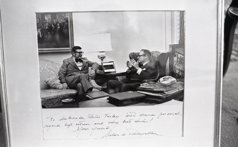 Foto de una foto de Julio César Turbay Ayala con, posiblemente, un heredero de la familia Rockefeller. El retrato tiene escrita una dedicatoria firmada por Rockefeller. Década de 1980.