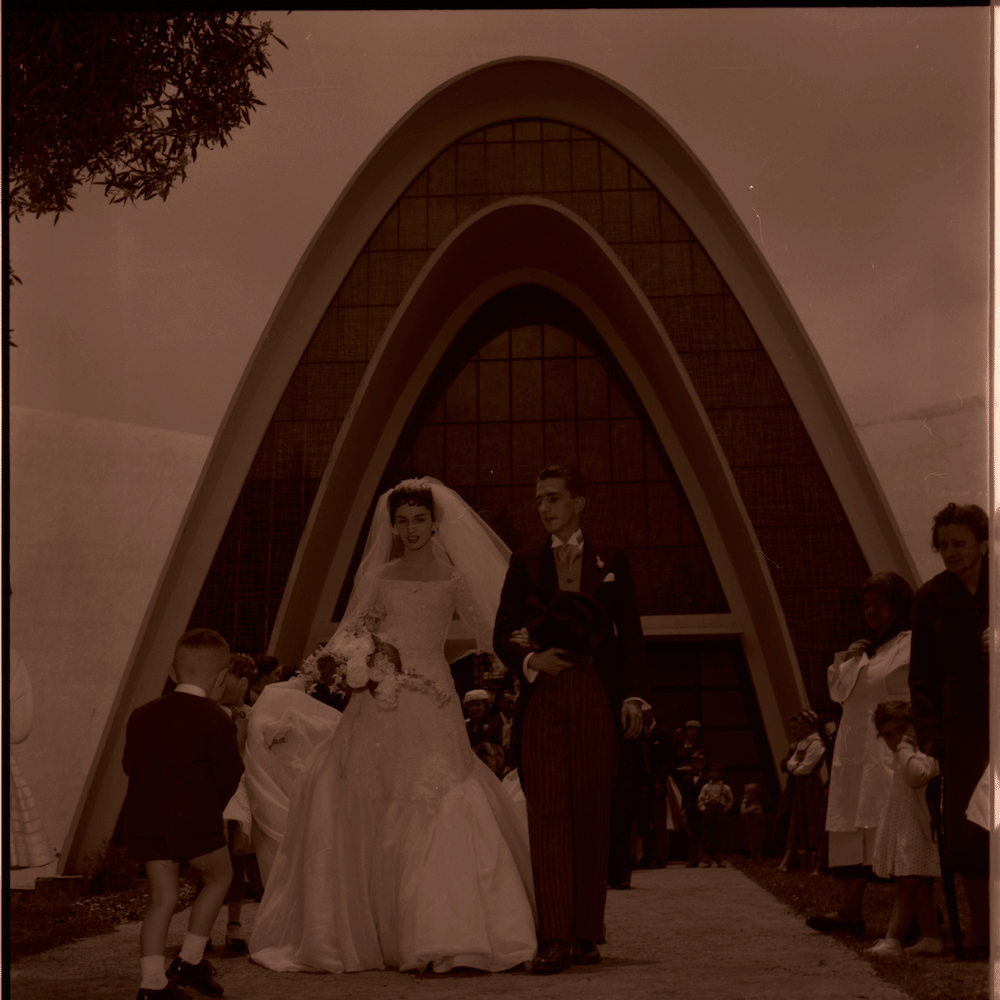 Fotos de la boda de Maruja Pachón. En la foto de la derecha aparece junto con su hermana Gloria Pachón. Las hermanas Pachón han sido personajes importantes en la política colombiana. Maruja Pachón (1937-) se ha desempeñado como política y periodista. Fue secuestrada por Los Extraditables en 1990 y sobre el particular es muy conocida la obra 'Noticia de un secuestro' (1996) de Gabriel García Márquez. Gloria Pachón (1935-) ha ejercido como periodista, política y diplomática. Fue esposa de Luis Carlos Galán (1943-1989) y es mamá de Juan Manuel, Carlos Fernando y Claudio Mario Galán. Los dos primeros se han dedicado a la política.