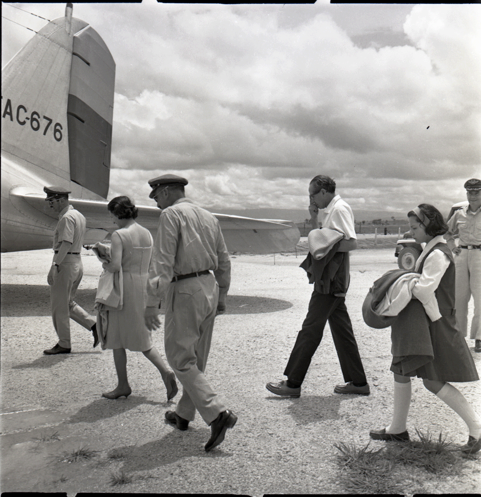 Fotos de la visita presidencial de Alfonso López Michelsen a la Hacienda Larandia, ubicada a 25 km de Florencia, departamento del Caquetá. Fotos tomadas probablemente a finales de la década de 1970.