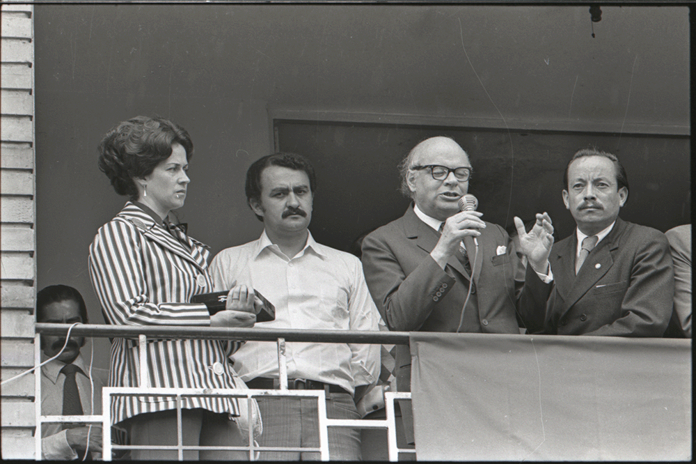 Fotos de una gira política de María Eugenia Rojas, de la ANAPO (Alianza Nacional Popular) junto con Carlos Lleras Restrepo, quien había sido presidente de Colombia entre 1966 y 1970. Foto tomada probablemente en las elecciones presidenciales de 1974, cuando Rojas se lanzó como candidata de la ANAPO.