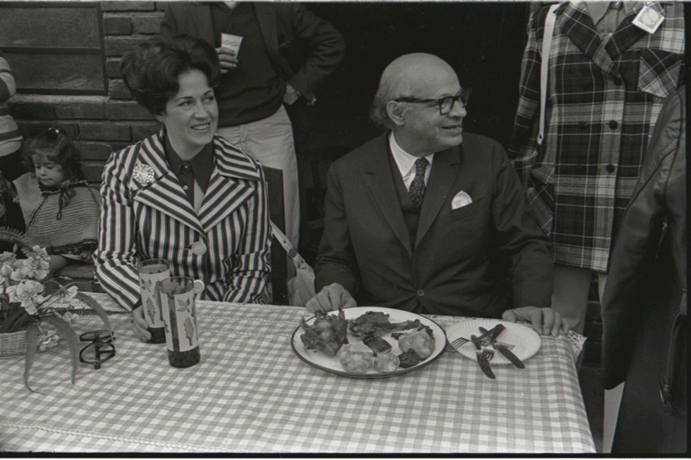 Fotos de una gira política de María Eugenia Rojas, de la ANAPO (Alianza Nacional Popular) junto con Carlos Lleras Restrepo, quien había sido presidente de Colombia entre 1966 y 1970. Foto tomada probablemente en las elecciones presidenciales de 1974, cuando Rojas se lanzó como candidata de la ANAPO.