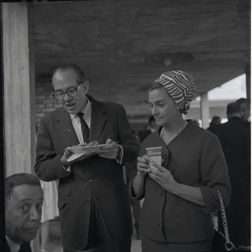 Alfonso López Michelsen (1913-2007) y Gloria Valencia de Castaño (1927-2011). Ambos, protagonistas de la política colombiana de siglo XX. López Michelsen llegó a la presidencia de Colombia en 1974. Por su parte, Gloria Valencia de Castaño fue una reconocida periodista y locutora, fundadora de la emisora HJCK. Foto tomada en la década de 1960.